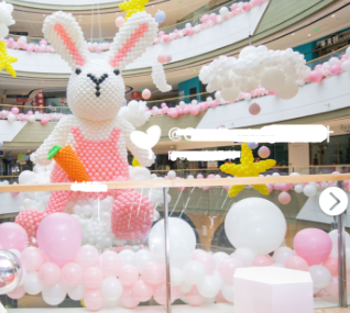 商場(chǎng)電動(dòng)葫蘆在長(zhǎng)安萬(wàn)達(dá)中庭內(nèi)吊裝起氣球兔子造型