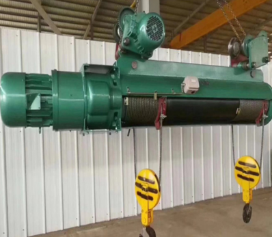 水電站利用雙鉤鋼絲繩電動(dòng)葫蘆吊裝閘門