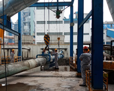 鋼絲繩電動(dòng)葫蘆參與水泥廠窯頭火咀吊裝任務(wù)