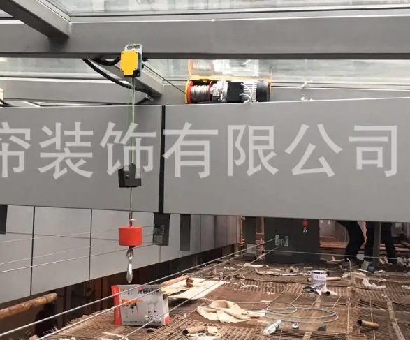 利用鋼絲繩電動(dòng)葫蘆吊裝商場(chǎng)廣場(chǎng)幕墻玻璃施工方案