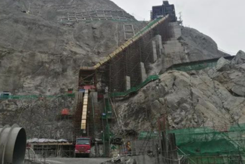 電動環(huán)鏈葫蘆提升皮帶機航架，解決黃藏寺水利工程混凝土入倉難題