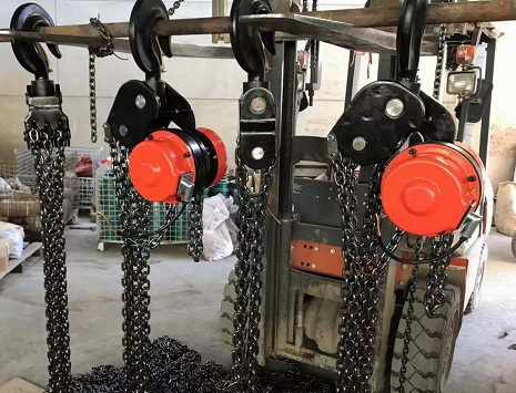 鋼絲繩電動(dòng)葫蘆有導(dǎo)繩器，而環(huán)鏈電動(dòng)葫蘆有導(dǎo)鏈結(jié)構(gòu)