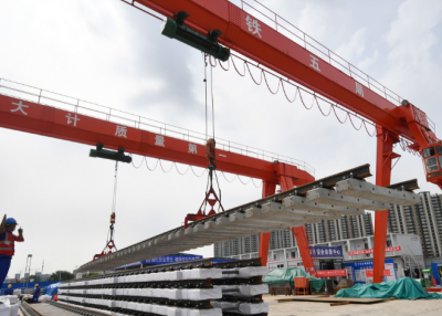 哈巴雪山隧道正洞中導洞貫通，鋼絲繩葫蘆吊運有功