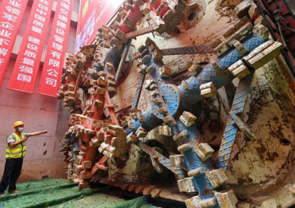 鋼絲繩電動(dòng)葫蘆在地鐵工程中吊裝混凝土預(yù)制頂管