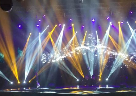 酒吧舞臺燈光音響設(shè)備是如何吊裝到高處的？電動葫蘆是常用吊裝設(shè)備