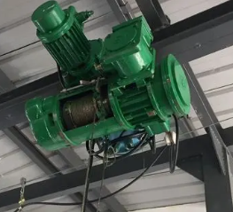 在樓層內(nèi)用防爆電動(dòng)葫蘆轉(zhuǎn)運(yùn)貨物存在斜拉硬拽的弊端