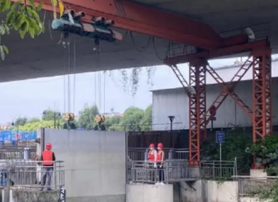 水閘電動葫蘆在啟閉攔污格柵中的應用