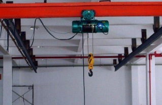 不要試圖走捷徑而使用電動葫蘆載人