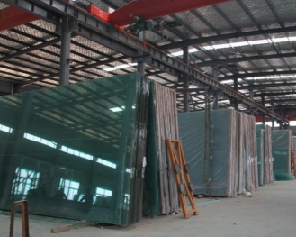 電動(dòng)葫蘆助力鋼化玻璃廠生產(chǎn)車間吊裝任務(wù)